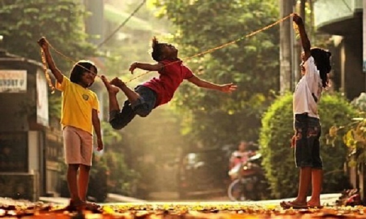 Permainan Anak Lompat Tali Karet Gelang pada Anak Usia Dini